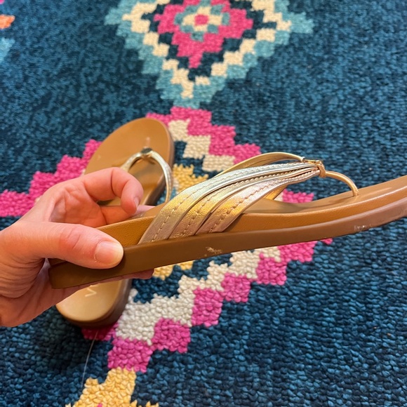 Like new gold & silver Vionic flip flops - Picture 3 of 3
